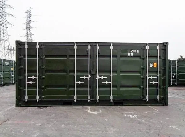 Grüner Container mit einer offenen Seite, 20 Fuß